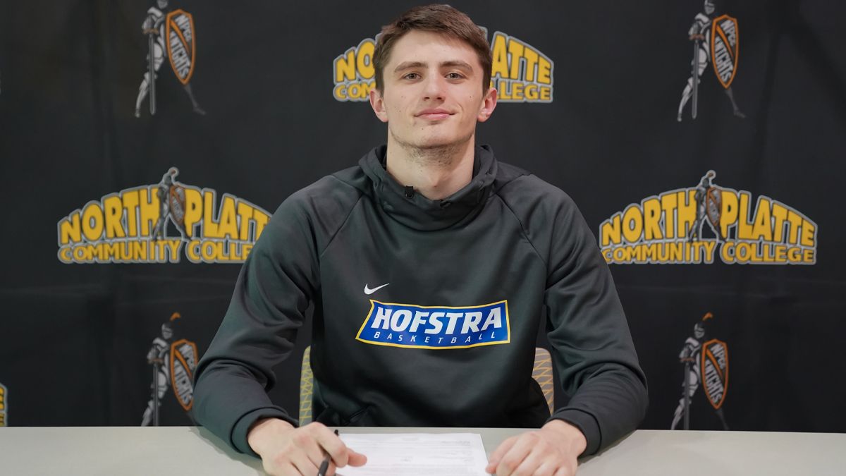 Plotnikov signs to continue career at Hofstra University